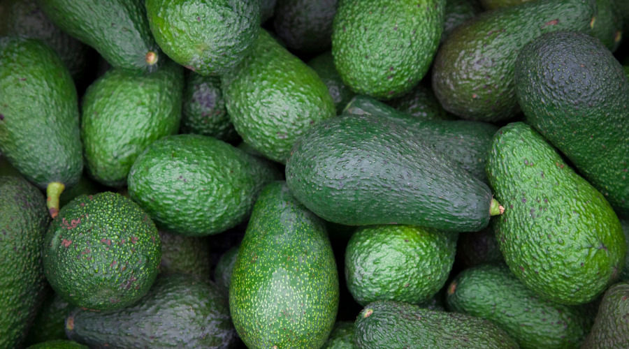 envases de madera y aguacate